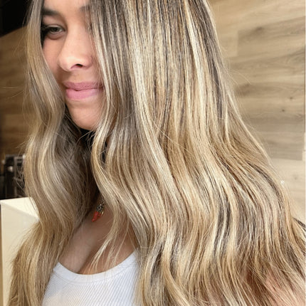 Krachtige toning shampoo voor warm, creamy, beige blond haar. MUVO Creamy Blonde Shampoo verfrist en versterkt zachte, crèmekleurige tinten in blond, grijs en gehighlight haar. Perfect voor het bereiken van crèmekleurige tot beige tinten. Deze hydraterende shampoo zorgt voor een prachtige blended look; verfrist highlights en maakt ze mooi romig, terwijl het haar er glanzend en levendig uitziet. Verleng de levensduur van je kleur en geef dof, futloos blond haar een geweldige dimensie met MUVO Creamy Blonde.