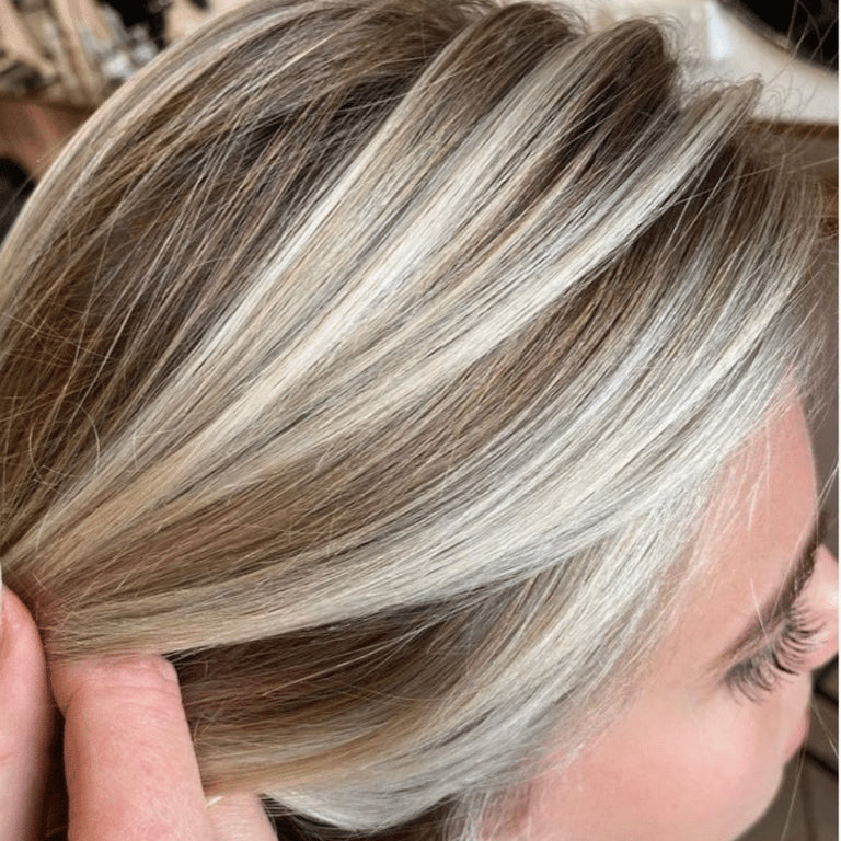 De ultieme toning shampoo voor blond haar! MUVO Ultra Blonde Shampoo is een super krachtige formule die ongewenste gele en koperkleurige tinten neutraliseert, terwijl het haar soepel en levendig blijft.
De zilvershampoo verwijdert de gele tinten uit blond, geblondeerd, grijs en gehighlight haar in enkele minuten. Of laat het langer inwerken, zodat er lila en paarse tinten ontstaan.