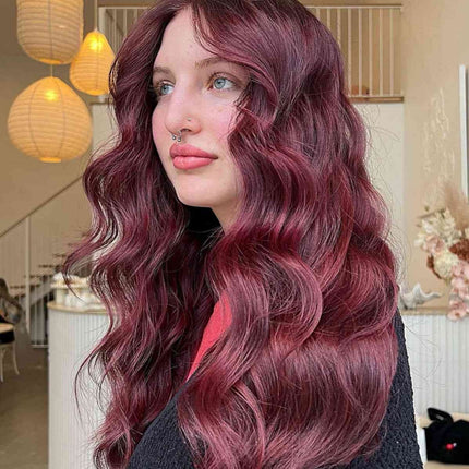 Vernieuw of creëer levendige bordeaux-, intense granaat- of weelderige robijntinten bij natuurlijk of gekleurd bruin en rood haar met de krachtige MUVO Wild Berry Shampoo. Deze hydraterende formule zorgt ervoor dat je haar beter handelbaar, glanzender en goed gehydrateerd blijft, terwijl het ook beschermd wordt tegen kleurvervaging.