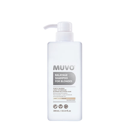 MUVO Balayage Shampoo For Blondes verlevendigt, verfrist en verkoelt licht tot medium blond haar. Deze hydraterende formule is de perfecte onderhoudsshampoo om je balayage en highlights moeiteloos te onderhouden en de levensduur ervan te verlengen tussen salonbezoeken door. MUVO Balayage Shampoo For Blondes zorgt ervoor dat je balayage en highlights langer mooi en verzorgd blijven.