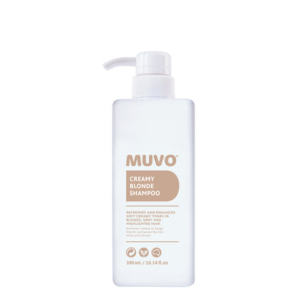 MUVO Creamy Blonde Shampoo verfrist en versterkt zachte, crèmekleurige tinten in blond, grijs en gehighlight haar. Perfect voor het bereiken van crèmekleurige tot beige tinten. Deze hydraterende shampoo zorgt voor een prachtige blended look; verfrist highlights en maakt ze mooi romig, terwijl het haar er glanzend en levendig uitziet. Verleng de levensduur van je kleur en geef dof, futloos blond haar een geweldige dimensie met MUVO Creamy Blonde Shampoo. Voor alle soorten blond haar en balayage.