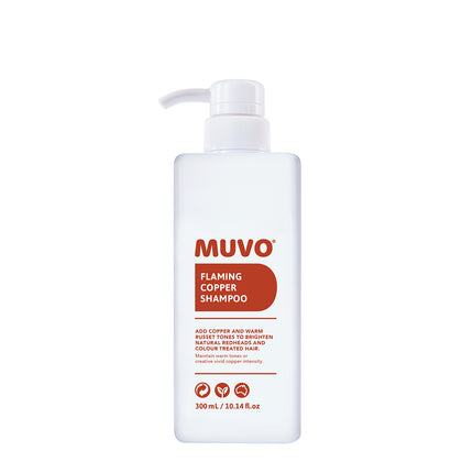 Spice up your life met MUVO Flaming Copper Shampoo die warme tinten opfrist of levendige koperintensiteit toevoegt om redheads en gekleurd haar te laten stralen. Verfris of voeg koper en warme roodbruine tinten toe om natuurlijk rood haar, vervaagd rood haar en gekleurd haar weer helder te maken. Deze hydraterende formule kan gebruikt worden om levendige koperintensiteit te creëren of om warme tinten te behouden tussen de salonbezoeken door.