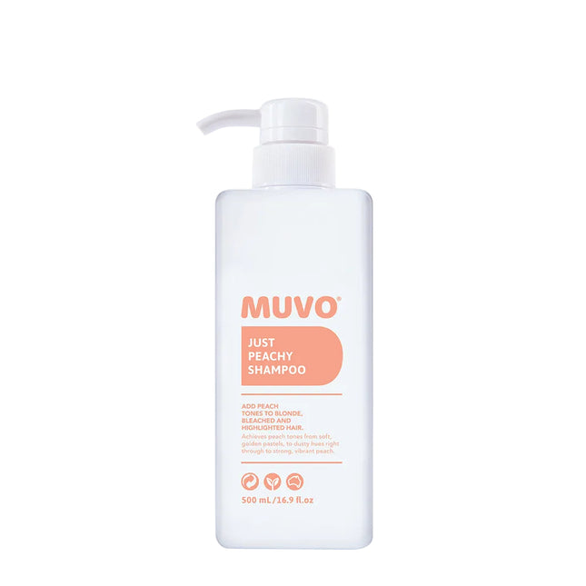 De heerlijke MUVO Just Peachy Shampoo creëert frisse perzik tinten die variëren van zachte, gouden pastels, poederachtige tinten tot krachtige, levendige kleuren. Met een combinatie van roze nuances en oranje invloeden, zal deze hydraterende formule blond, geblondeerd en gehighlight haar veranderen in prachtige peach colors&nbsp;en zullen je haren verzekerd zijn van een optimale gezondheid en vochtbalans.