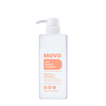 De heerlijke MUVO Just Peachy Shampoo creëert frisse perzik tinten die variëren van zachte, gouden pastels, poederachtige tinten tot krachtige, levendige kleuren. Met een combinatie van roze nuances en oranje invloeden, zal deze hydraterende formule blond, geblondeerd en gehighlight haar veranderen in prachtige peach colors en zullen je haren verzekerd zijn van een optimale gezondheid en vochtbalans.
