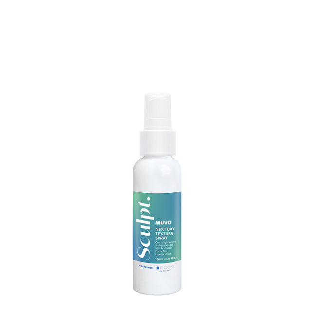 MUVO Next Day Texture Spray geeft je haar textuur en grip, zonder plakkerig of crunchy te worden. Perfect voor fijn haar dat extra volume nodig heeft, of voor iedereen die de undone, beachy look met natuurlijke glans wil.
