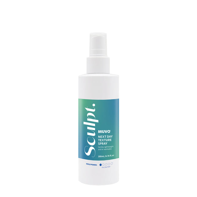 MUVO Next Day Texture Spray geeft je haar textuur en grip, zonder plakkerig of crunchy te worden. Perfect voor fijn haar dat extra volume nodig heeft, of voor iedereen die de undone, beachy look met natuurlijke glans wil.