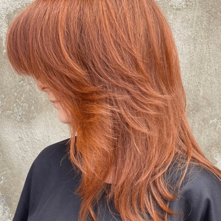 Krachtige toning shampoo voor koper kleur haar. Spice up your life met MUVO Flaming Copper Shampoo die warme tinten opfrist of levendige koperintensiteit toevoegt om redheads en gekleurd haar te laten stralen. Verfris of voeg koper en warme roodbruine tinten toe om natuurlijk rood haar, vervaagd rood haar en gekleurd haar weer helder te maken.