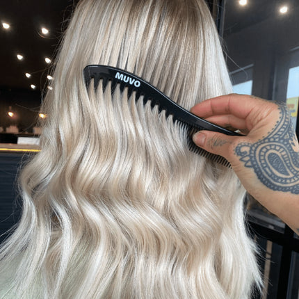 De ultieme toning shampoo voor blond haar! MUVO Ultra Blonde Shampoo is een super krachtige formule die ongewenste gele en koperkleurige tinten neutraliseert, terwijl het haar soepel en levendig blijft.
De zilvershampoo verwijdert de gele tinten uit blond, geblondeerd, grijs en gehighlight haar in enkele minuten. Of laat het langer inwerken, zodat er lila en paarse tinten ontstaan.