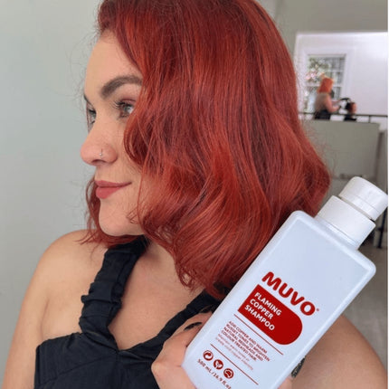 Krachtige toning shampoo voor koper kleur haar. Spice up your life met MUVO Flaming Copper Shampoo die warme tinten opfrist of levendige koperintensiteit toevoegt om redheads en gekleurd haar te laten stralen. Verfris of voeg koper en warme roodbruine tinten toe om natuurlijk rood haar, vervaagd rood haar en gekleurd haar weer helder te maken.