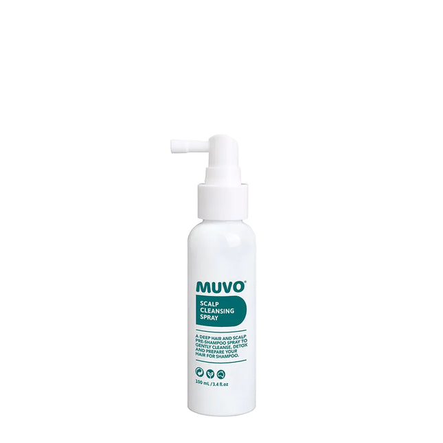 MUVO Scalp Cleansing Spray is een intensieve pre-shampoo formule voor haar en hoofdhuid die de hoofdhuid exfolieert, herstelt en dode huidcellen verwijdert om ophopingen, dermatitis, acne, psoriasis en meer te voorkomen.

Extract van wilde sinaasappelblad, ananas, glycolzuur (afkomstig van suikerriet), salicylzuur, melkzuur en citroenzuur werken samen om de hoofdhuid zachtjes te scrubben, onzuiverheden en overtollige olie te verwijderen, de poriën te reinigen, de PH in evenwicht te brengen, roos en een schi