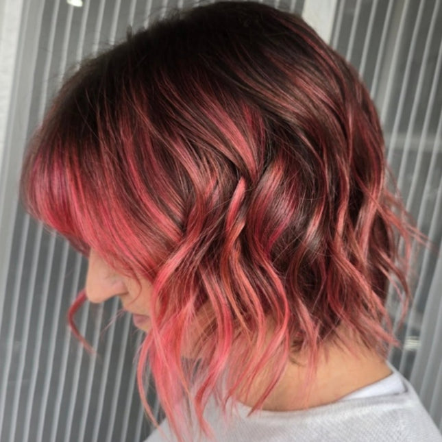 Vernieuw of creëer levendige bordeaux-, intense granaat- of weelderige robijntinten bij natuurlijk of gekleurd bruin en rood haar met de krachtige MUVO Wild Berry Shampoo. Deze hydraterende formule zorgt ervoor dat je haar beter handelbaar, glanzender en goed gehydrateerd blijft, terwijl het ook beschermd wordt tegen kleurvervaging.