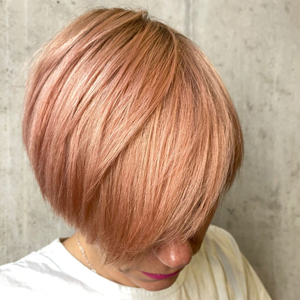 De heerlijke MUVO Just Peachy Shampoo creëert frisse perzik tinten die variëren van zachte, gouden pastels, poederachtige tinten tot krachtige, levendige kleuren. Met een combinatie van roze nuances en oranje invloeden, zal deze hydraterende formule blond, geblondeerd en gehighlight haar veranderen in prachtige peach colors en zullen je haren verzekerd zijn van een optimale gezondheid en vochtbalans.