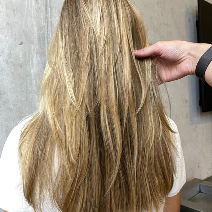 Krachtige toning shampoo voor warm, creamy, beige blond haar. MUVO Creamy Blonde Shampoo verfrist en versterkt zachte, crèmekleurige tinten in blond, grijs en gehighlight haar. Perfect voor het bereiken van crèmekleurige tot beige tinten. Deze hydraterende shampoo zorgt voor een prachtige blended look; verfrist highlights en maakt ze mooi romig, terwijl het haar er glanzend en levendig uitziet. Verleng de levensduur van je kleur en geef dof, futloos blond haar een geweldige dimensie met MUVO Creamy Blonde.