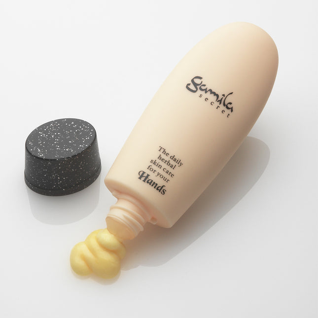 Gamila Secret Hand Cream is geschikt voor alle huidtypes. Een 100% natuurlijke crème op basis van Gamila’s cocktail van 15 kruiden gecombineerd met de meest pure eerste persing plantaardige oliën. Een speciale formule voor jongere, gezondere en zachtere handen.