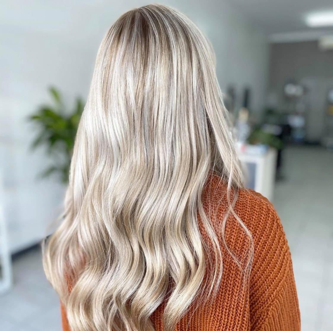 De MUVO Ultra Blonde Shampoo is een supersterke veganistische zilvershampoo voor blond en grijs haar, die ongewenste gele en koperkleurige tinten neutraliseert