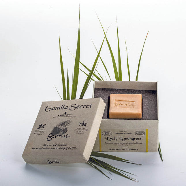 Gamila Secret Lively Lemongrass - Gamila zeep is 100% natuurlijk en bevat geen parfum, kleurstoffen, conserveringsmiddelen, emulgatoren en minerale oliën. Geschikt voor een gecombineerde tot vette huid. Ideaal voor het bestrijden van hardnekkige acne. Maakt de huid egaler, minder glimmend en fluweel zacht.