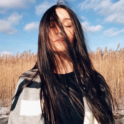 Krachtige toning shampoo voor bruin, brunette kleur haar. MUVO Coolest Brunette Shampoo is het antwoord op het koel houden van donker haar. Wanneer die warme gloed begint te verschijnen, kun je vanaf nu weer koele tinten toevoegen. Deze baanbrekende brunette shampoo is perfect voor brunettes die kleur en extra glans nodig hebben, of brunettes met highlights of balayage die de warmte willen verzachten.