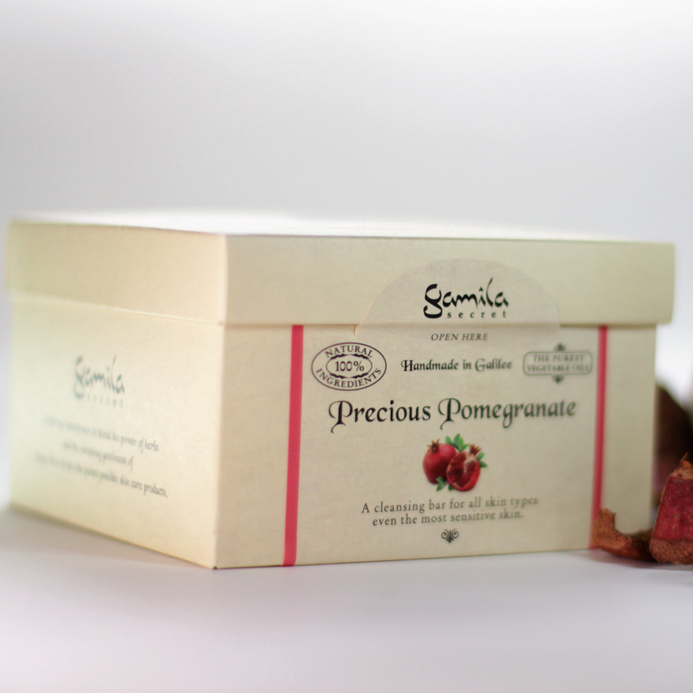 Gamila Secret Precious Pomegranate - Gamila zeep is 100% natuurlijk en bevat geen parfum, kleurstoffen, conserveringsmiddelen, emulgatoren en minerale oliën. De bekende mix van 6 pure plantaardige oliën, Gamila’s kruidenformule gemixt met de schil van de Granaatappel, vol Vitamine C en Anti-oxidanten.