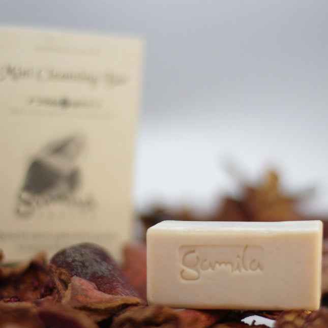 Gamila Secret Mini Precious Pomegranate - Gamila zeep is 100% natuurlijk en bevat geen parfum, kleurstoffen, conserveringsmiddelen, emulgatoren en minerale oliën. De bekende mix van 6 pure plantaardige oliën, Gamila’s kruidenformule gemixt met de schil van de Granaatappel, vol Vitamine C en Anti-oxidanten. Voor alle huidtypen.