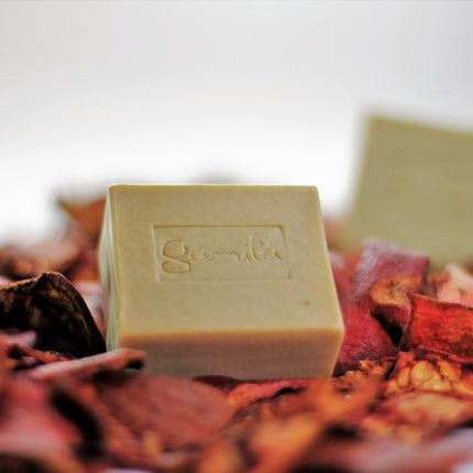 Gamila Secret Precious Pomegranate - Gamila zeep is 100% natuurlijk en bevat geen parfum, kleurstoffen, conserveringsmiddelen, emulgatoren en minerale oliën. De bekende mix van 6 pure plantaardige oliën, Gamila’s kruidenformule gemixt met de schil van de Granaatappel, vol Vitamine C en Anti-oxidanten.