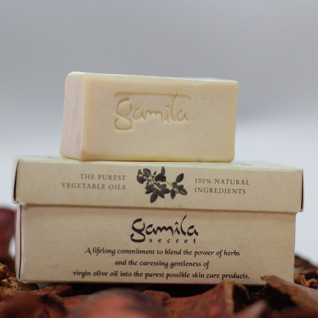 Gamila Secret Mini Precious Pomegranate - Gamila zeep is 100% natuurlijk en bevat geen parfum, kleurstoffen, conserveringsmiddelen, emulgatoren en minerale oliën. De bekende mix van 6 pure plantaardige oliën, Gamila’s kruidenformule gemixt met de schil van de Granaatappel, vol Vitamine C en Anti-oxidanten. Voor alle huidtypen.