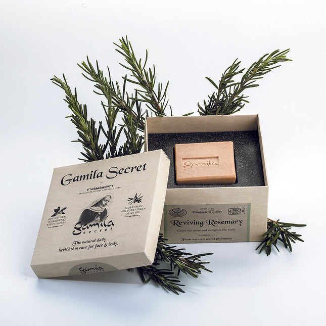 Gamila Secret Reviving Rosemary - Gamila zeep is 100% natuurlijk en bevat geen parfum, kleurstoffen, conserveringsmiddelen, emulgatoren en minerale oliën. Geschikt voor normale tot gecombineerde huid. Beschermt de huid van alle schadelijke invloeden van buitenaf. Werkt verhelderend voor de teint en als energie boost voor de huid.