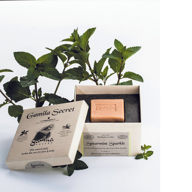 Gamila Secret Spearmint Sparkle - Gamila zeep is 100% natuurlijk en bevat geen parfum, kleurstoffen, conserveringsmiddelen, emulgatoren en minerale oliën. Geschikt voor een gecombineerde en een vette huid. Stimuleert het natuurlijke herstel van de huid en helpt een acne huid kalmeren.