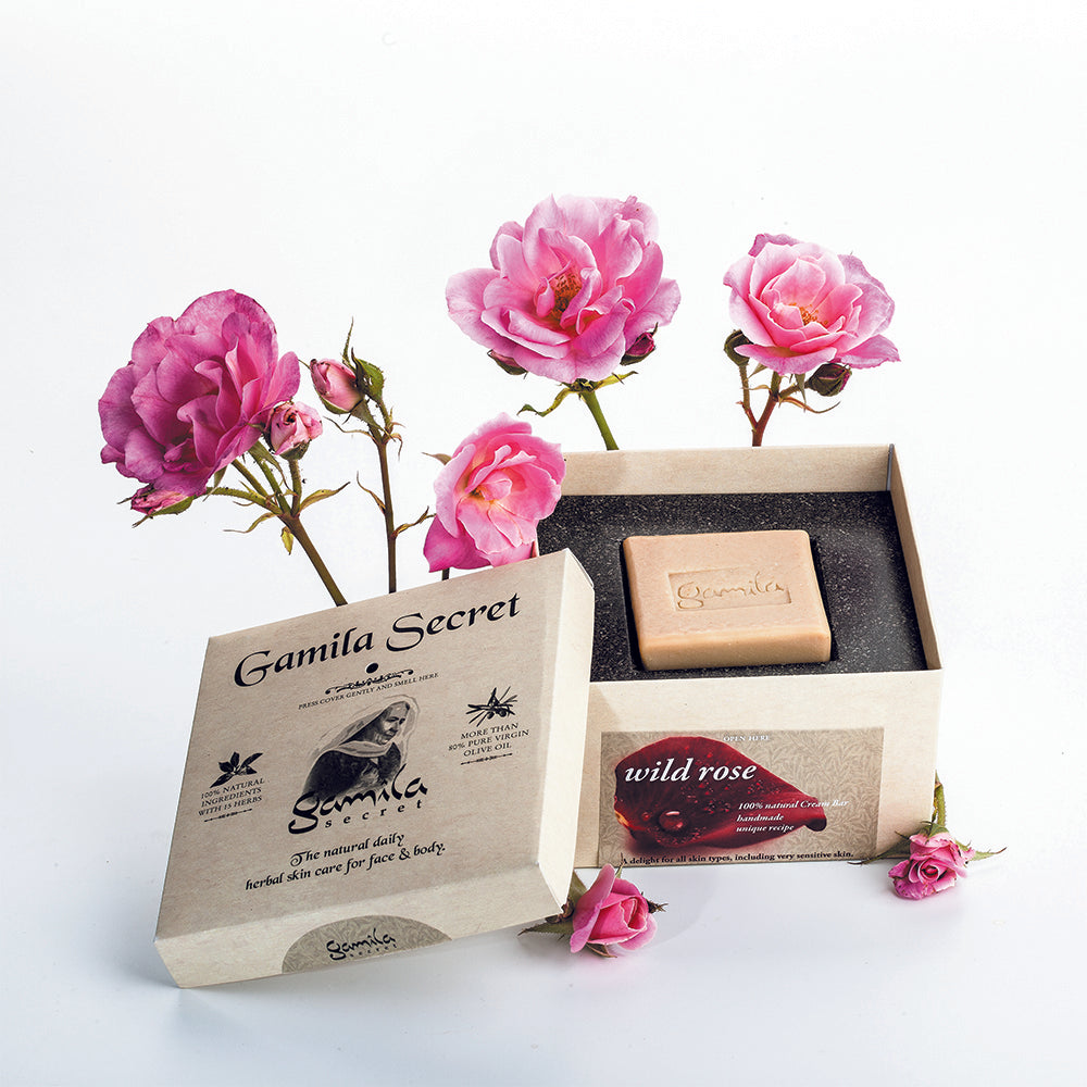 Gamila Secret Wild Rose - Gamila zeep is 100% natuurlijk en bevat geen parfum, kleurstoffen, conserveringsmiddelen, emulgatoren en minerale oliën. Geschikt voor een normale, gecombineerde tot droge huid. Verstevigt, herstelt en brengt de collageen synthese weer op gang. Ondersteunt het natuurlijke afweermechanisme van de huid.