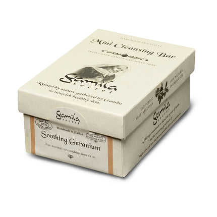 Gamila Secret Mini Soothing Geranium - Gamila zeep is 100% natuurlijk en bevat geen parfum, kleurstoffen, conserveringsmiddelen, emulgatoren en minerale oliën. Geschikt voor normaal tot gecombineerde huid. Verbetert de huidstructuur, verfijnt de poriën, matteert en zorgt dat de vochthuishouding wordt geoptimaliseerd.