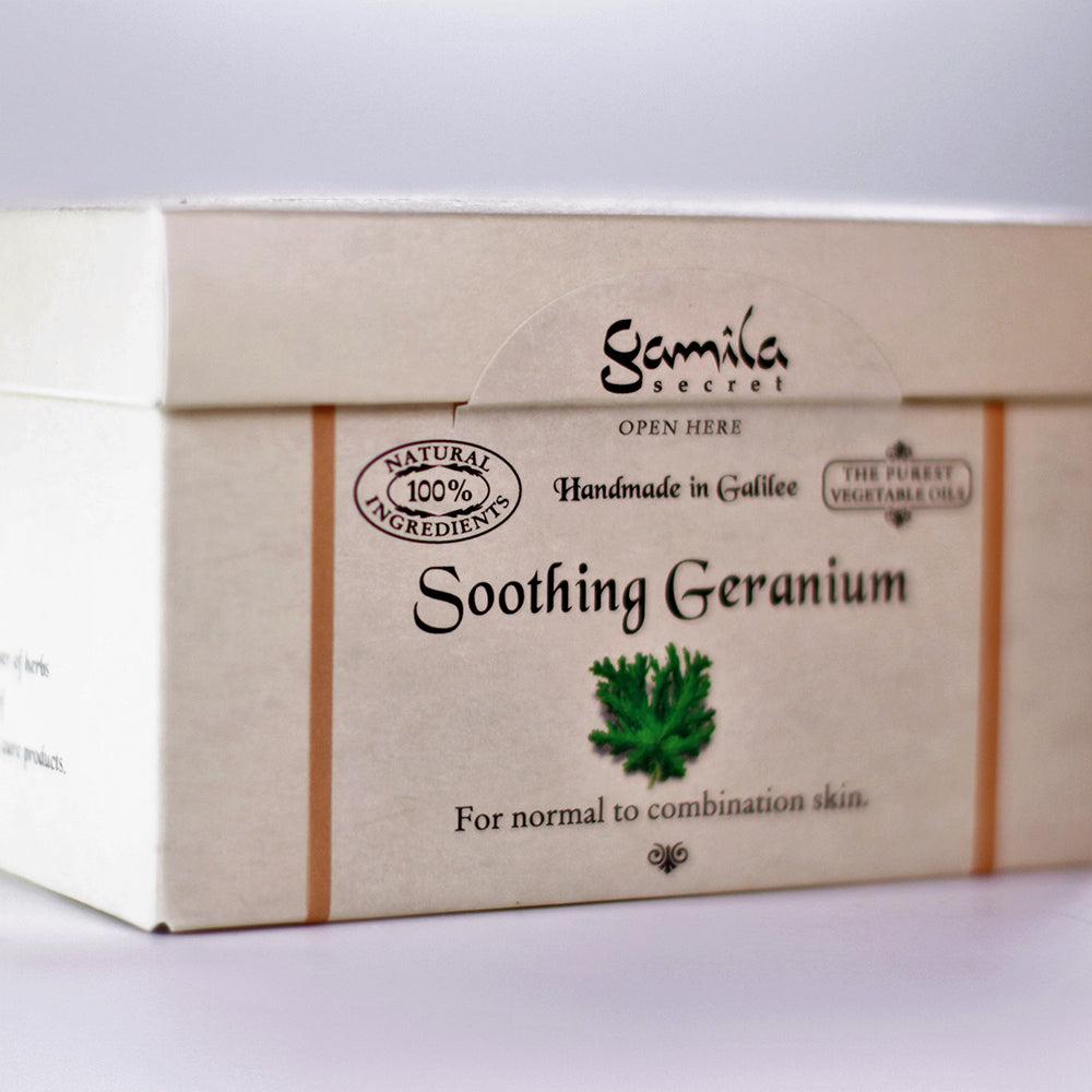 Gamila Secret Soothing Geranium - Gamila zeep is 100% natuurlijk en bevat geen parfum, kleurstoffen, conserveringsmiddelen, emulgatoren en minerale oliën. Geschikt voor normaal tot gecombineerde huid. Verbetert de huidstructuur, verfijnt de poriën, matteert en zorgt dat de vochthuishouding wordt geoptimaliseerd.