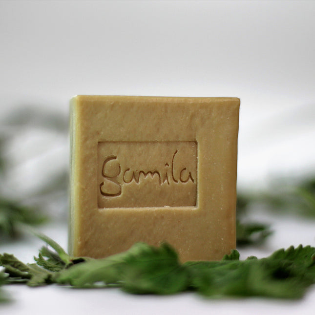 Gamila Secret Soothing Geranium - Gamila zeep is 100% natuurlijk en bevat geen parfum, kleurstoffen, conserveringsmiddelen, emulgatoren en minerale oliën. Geschikt voor normaal tot gecombineerde huid. Verbetert de huidstructuur, verfijnt de poriën, matteert en zorgt dat de vochthuishouding wordt geoptimaliseerd.