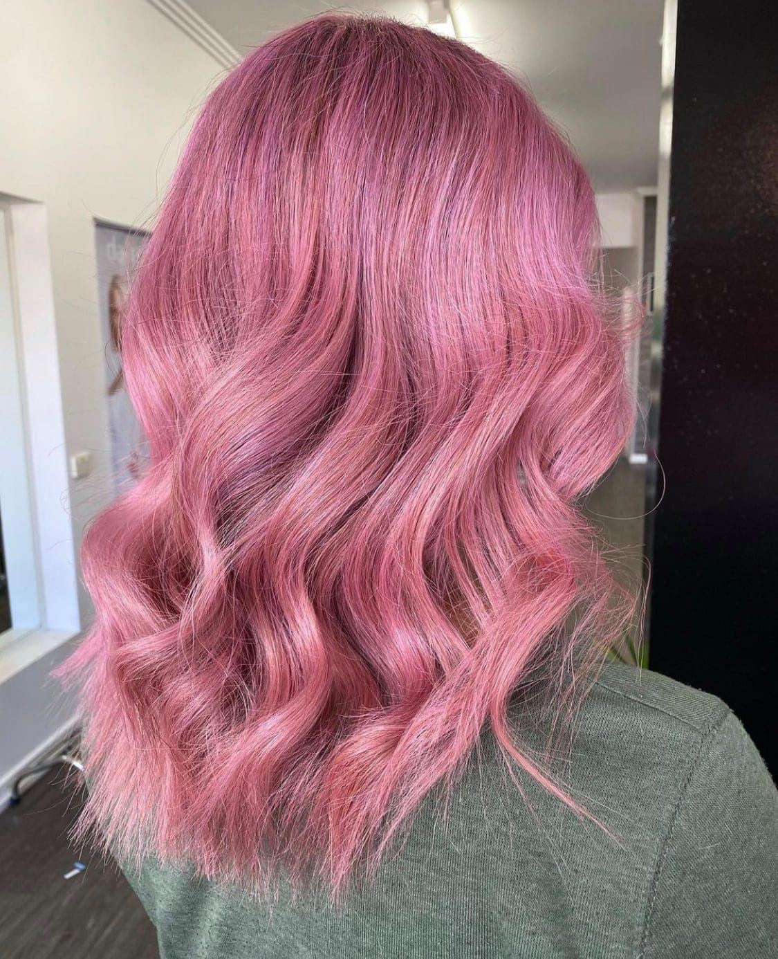 MUVO Ultra Rose Shampoo is een vegan kleurshampoo die je blonde, gekleurde en geblondeerde haar een roze kleur geeft