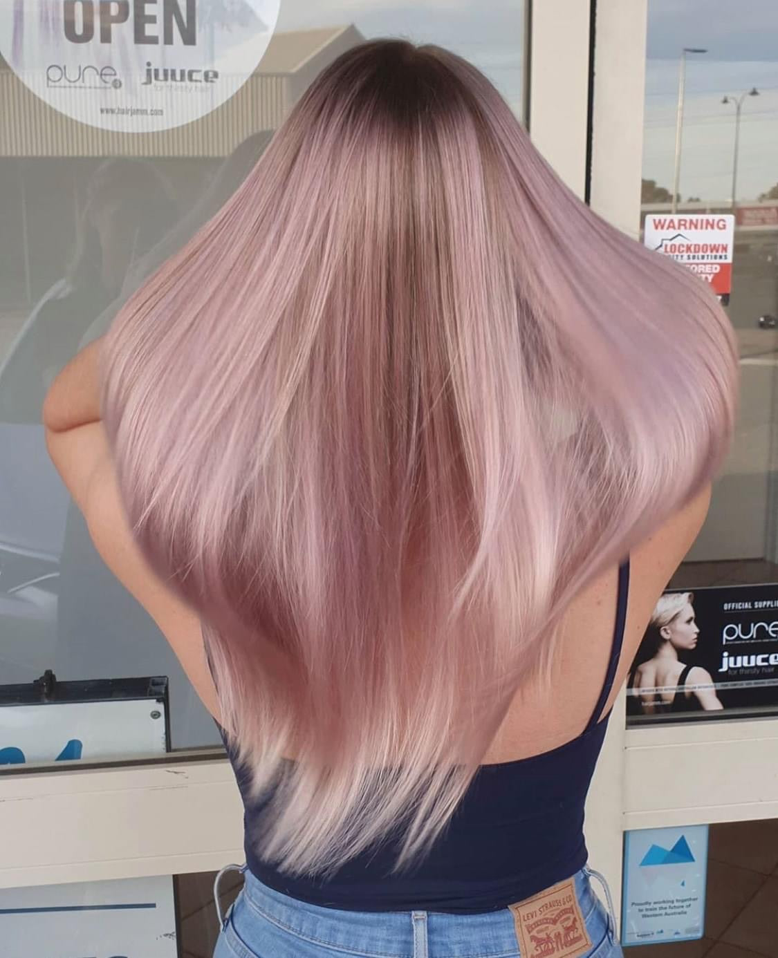 MUVO Ultra Rose Shampoo is een vegan shampoo die je blonde, gekleurde en geblondeerde haar een roze kleur geeft