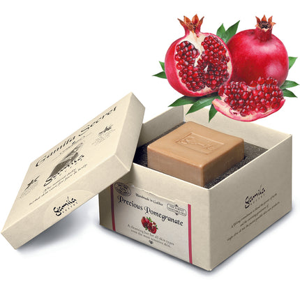 Gamila Secret Precious Pomegranate - Gamila zeep is 100% natuurlijk en bevat geen parfum, kleurstoffen, conserveringsmiddelen, emulgatoren en minerale oliën. De bekende mix van 6 pure plantaardige oliën, Gamila’s kruidenformule gemixt met de schil van de Granaatappel, vol Vitamine C en Anti-oxidanten.